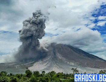 Вулкан избухна в Индонезия, докато Филипините са разтърсени от поредица силни трусове